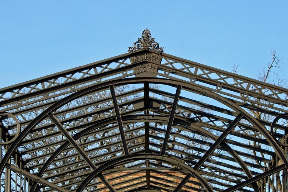 Close-up of the iron structure in the former winter garden at the Karlsruhe Botanical Gardens