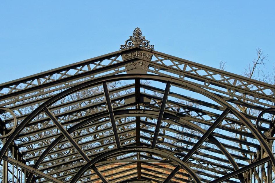 Detail der Eisenkonstruktion im einstigen Wintergarten des Botanischen Gartens Karlsruhe