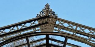 Close-up of the iron structure in the former winter garden at the Karlsruhe Botanical Gardens.