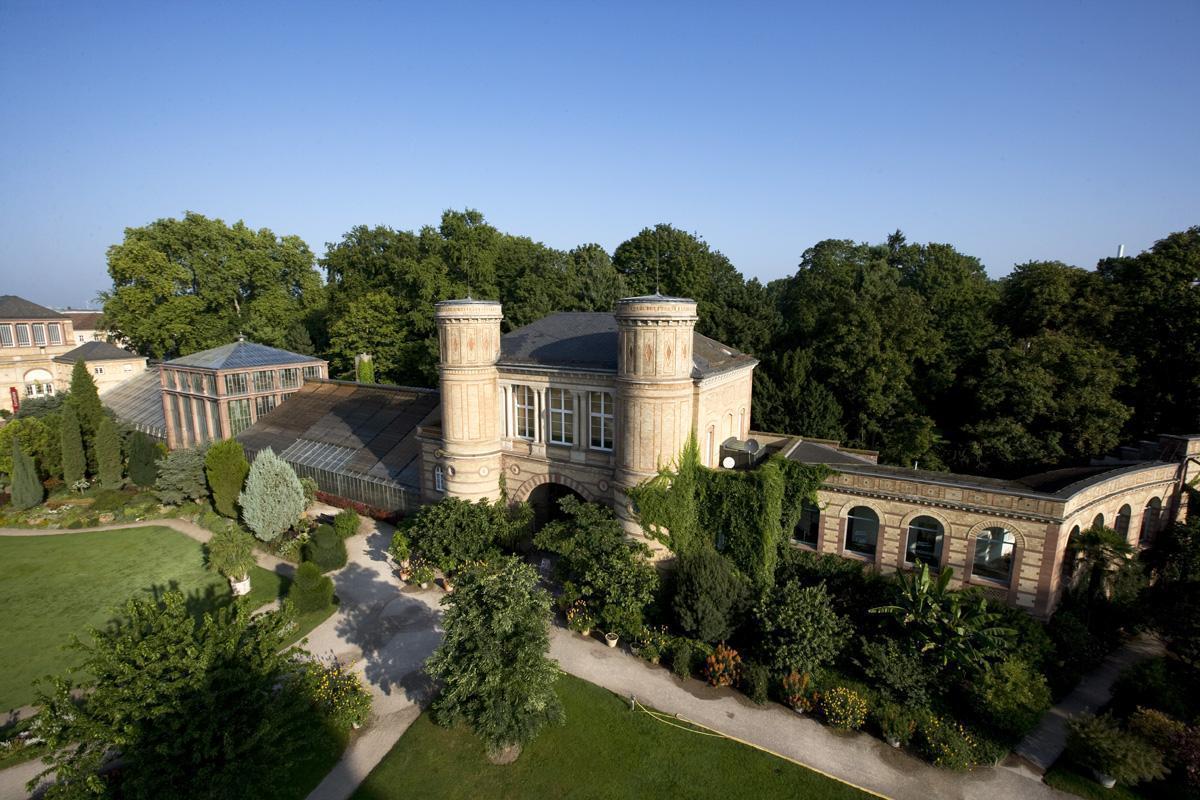 Torbogenbau des Botanischen Gartens Karlsruhe aus der Luft