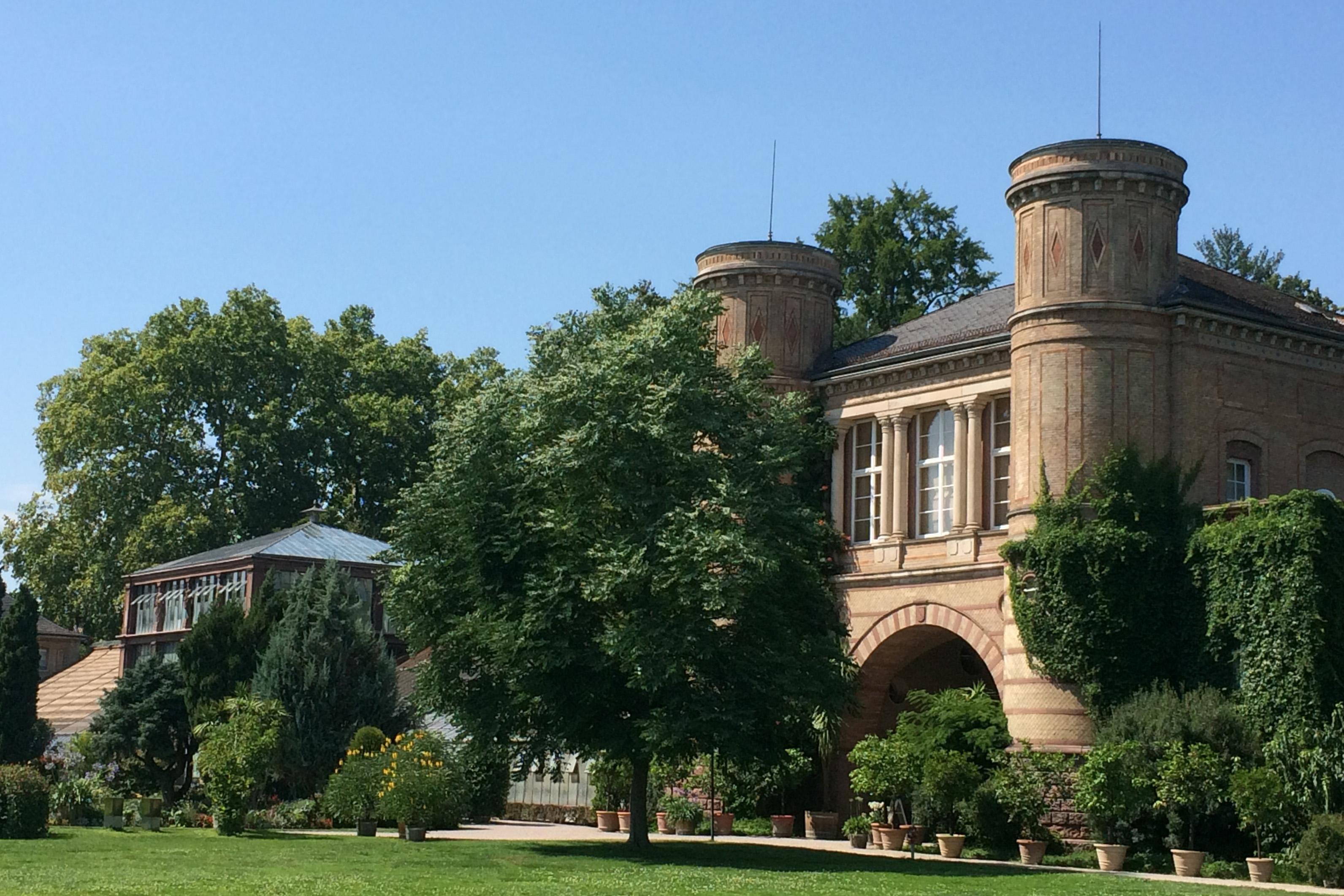 Der Torbogenbau im Botanischen Garten Karlsruhe