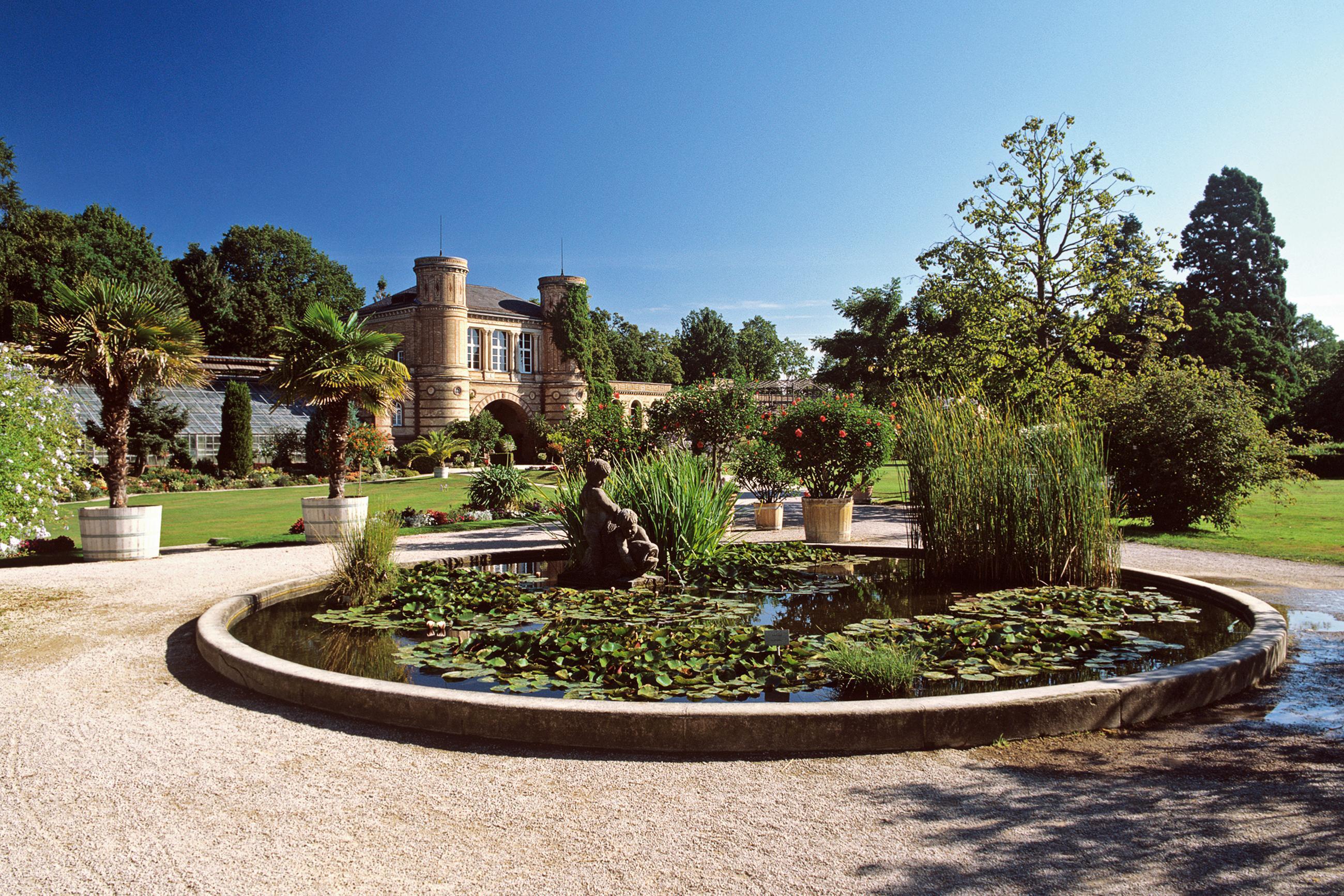 Torbogengebäude und Bassin im Botanischen Garten Karlsruhe