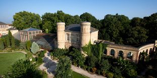 Außenansicht der Schaugewächshäuser des Botanischen Gartens Karlsruhe