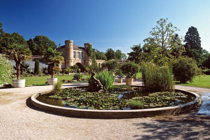 Torbogengebäude und Bassin im Botanischen Garten Karlsruhe