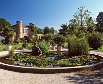 Seerosenbassin vor dem Torbogengebäude im Botanischen Garten Karlsruhe