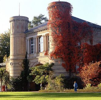 Torbogengebäude von Südosten im Herbst