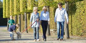 Gartenbesucher beim Spaziergang