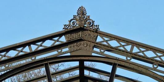 Close-up of the iron structure in the former winter garden at the Karlsruhe Botanical Gardens.