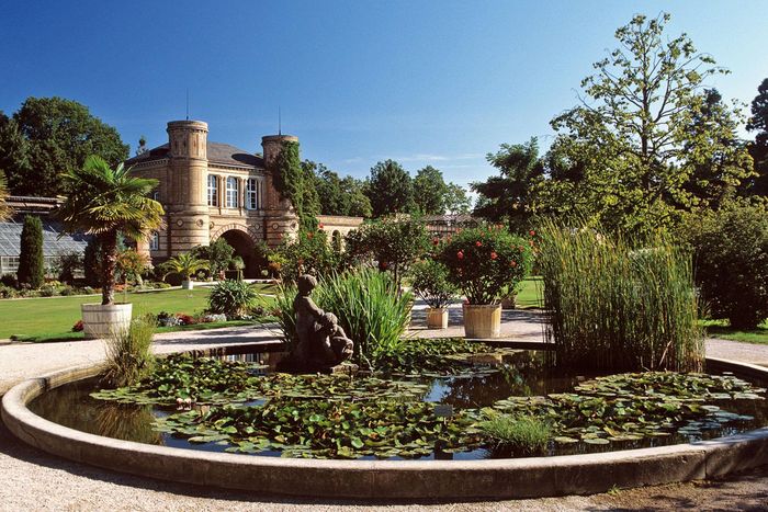 Gatehouse and basin at the Karlsruhe Botanical Gardens