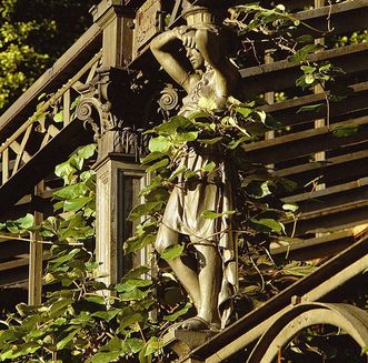 Karyatide an der Pergola im Botanischen Garten Karlsruhe