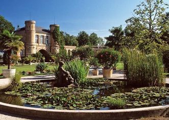 Torbogengebäude und Seerosenbassin im Botanischen Garten Karlsruhe