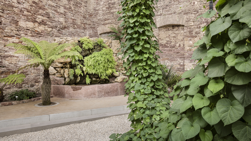 Botanischer Garten Karlsruhe, Kalthaus, Tuffsteinbrunnen