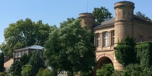 Der Torbogenbau im Botanischen Garten Karlsruhe