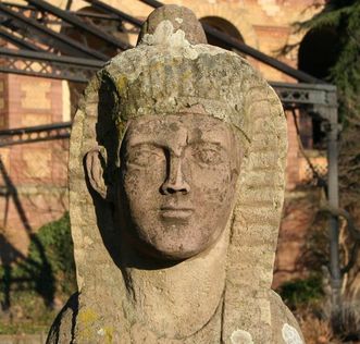 Bereich des einstigen Wintergartens im Botanischen Garten Karlsruhe mit Eisengerüst und Sphinx