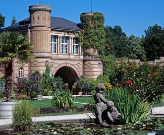 Die Palmenhäuser und das Torbogengebäude des Botanischen Gartens Karlsruhe