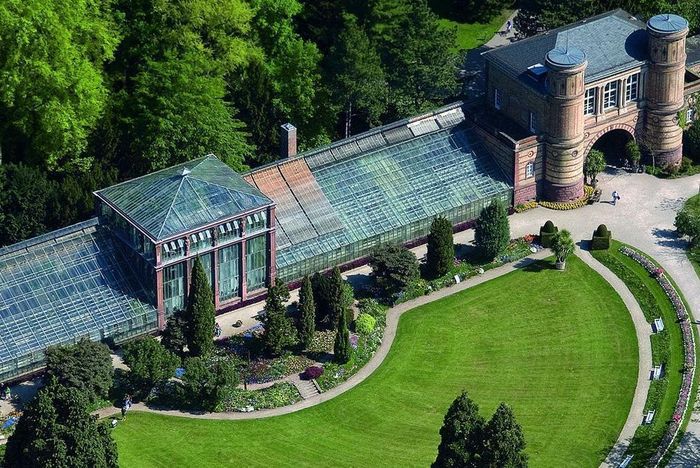 Torbogengebäude und Palmenhaus des Botanischen Gartens aus der Luft